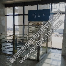 西渡站矩形、半高單向門和護欄